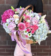 Композиция солнечный день в Чердыни Цветочная композиция из Розы, Хризантемы, Пионы и Лизиантусы в корзине в Чердыни